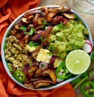 FoodHeavenPod's tweet photo. #TacoTuesday is looking like a Mexican Vegetable Rice Bowl https://t.co/NrTbAIbmqm #healthy #vegetarian #FHME #nutrition #RDchat https://t.co/n4ogWDUGEf