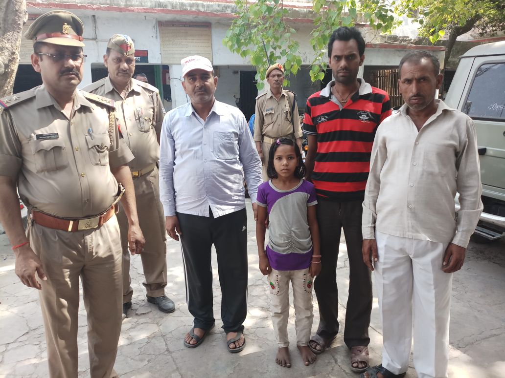 Etahpolice's tweet photo. #Reuniteupp #uppolice
एटा ~ कल शहर क्षेत्र के पीपल अड्डा स्थित घर के बाहर से गायब हुई 9 वर्षीय बच्ची प्रियंका को कोतवाली नगर @Uppolice द्वारा 24 घण्टे के अन्दर सकुशल बरामद कर उसके परिजनो के सुपुर्द किया गया।
#HappyMomentOfTheDay
@dgpup @adgzoneagra @akhichaurasia @News18UP https://t.co/U4UJiuIe7v