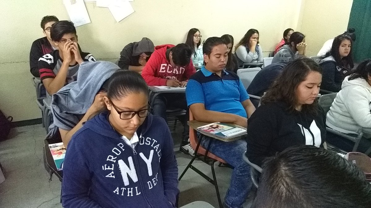 COBAEDNI's tweet photo. #COBAED #SoyConstruyeT
La educación del futuro debe enseñar habilidades como el pensamiento efectivo, el juicio, la #meditación, la programación de máquinas, la empatía o el coaching". #MarcPrensky grupo 203 realizando la actividad atender la respiración, @ConstruyeT https://t.co/L2bicAzMby