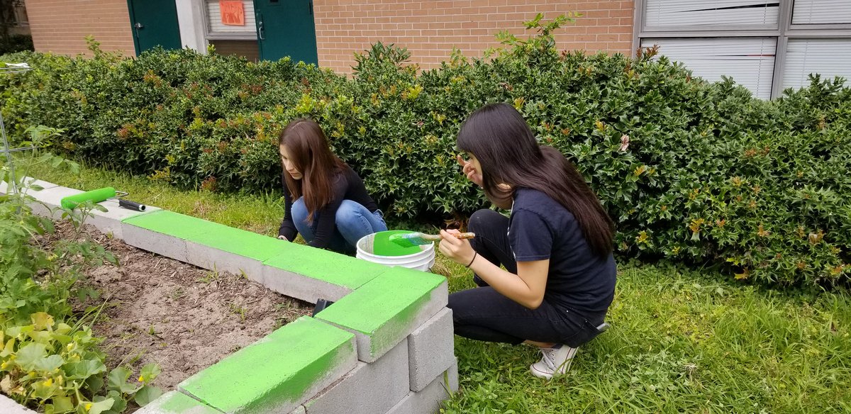 frodriguezart's tweet photo. @AustinMustangs was the East End Gardens Club at it again last Saturday?! YES.
#HISD #gardens #legacy #LEADCouncil https://t.co/GMUvoVDMbq