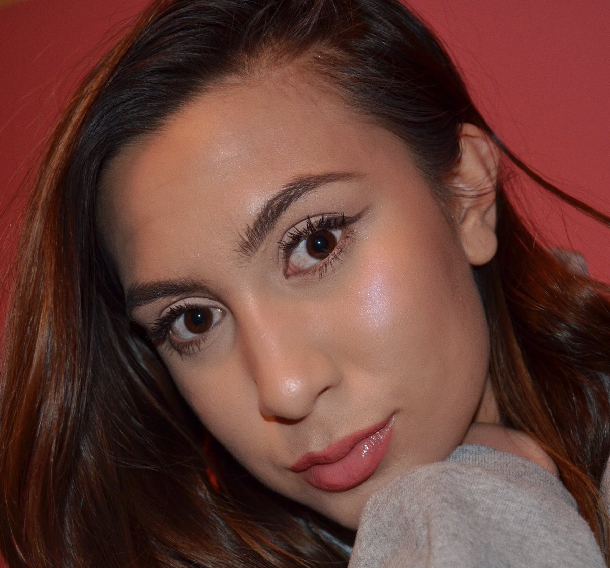 offbeatvenusian's tweet photo. Okay @ColourPopCo super shock cheek in Over the Moon is a DREAM! 
Im feeling like a discotheque QUEEN in this perfectly glittery pink glow. 
#colourpopme #colourpop #overthemoon #colourpopoverthemoon #pinkglow https://t.co/g5dz5XP5Pc