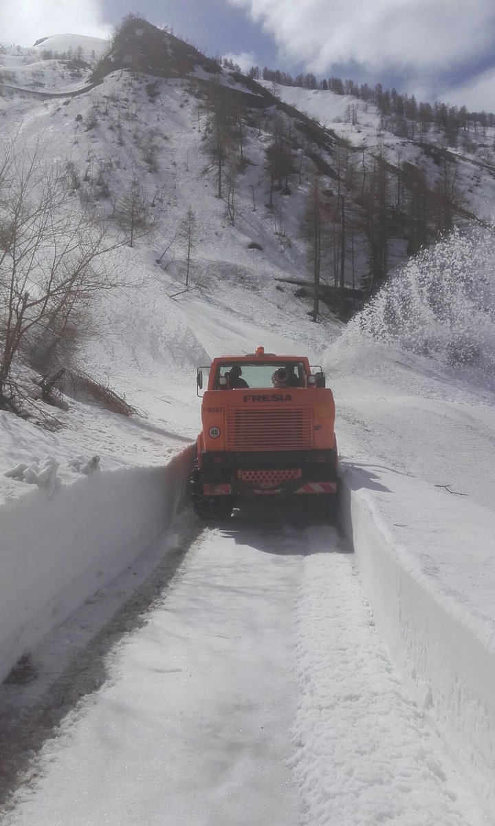 CittaMetroTO's tweet photo. #24aprile I #cantonieri di @CittaMetroTO al lavoro in quota sulle strade dove il #25maggio passerร la #carovana del @giroditalia con la #tappa #Venaria #Bardonecchia #Jafferau Si toglie la #neve dalla SP 172 tratto #ColledelleFinestre #viabilita @AntoninoIaria5 @MarcoMaroccoM5S https://t.co/9HAFvenbbl