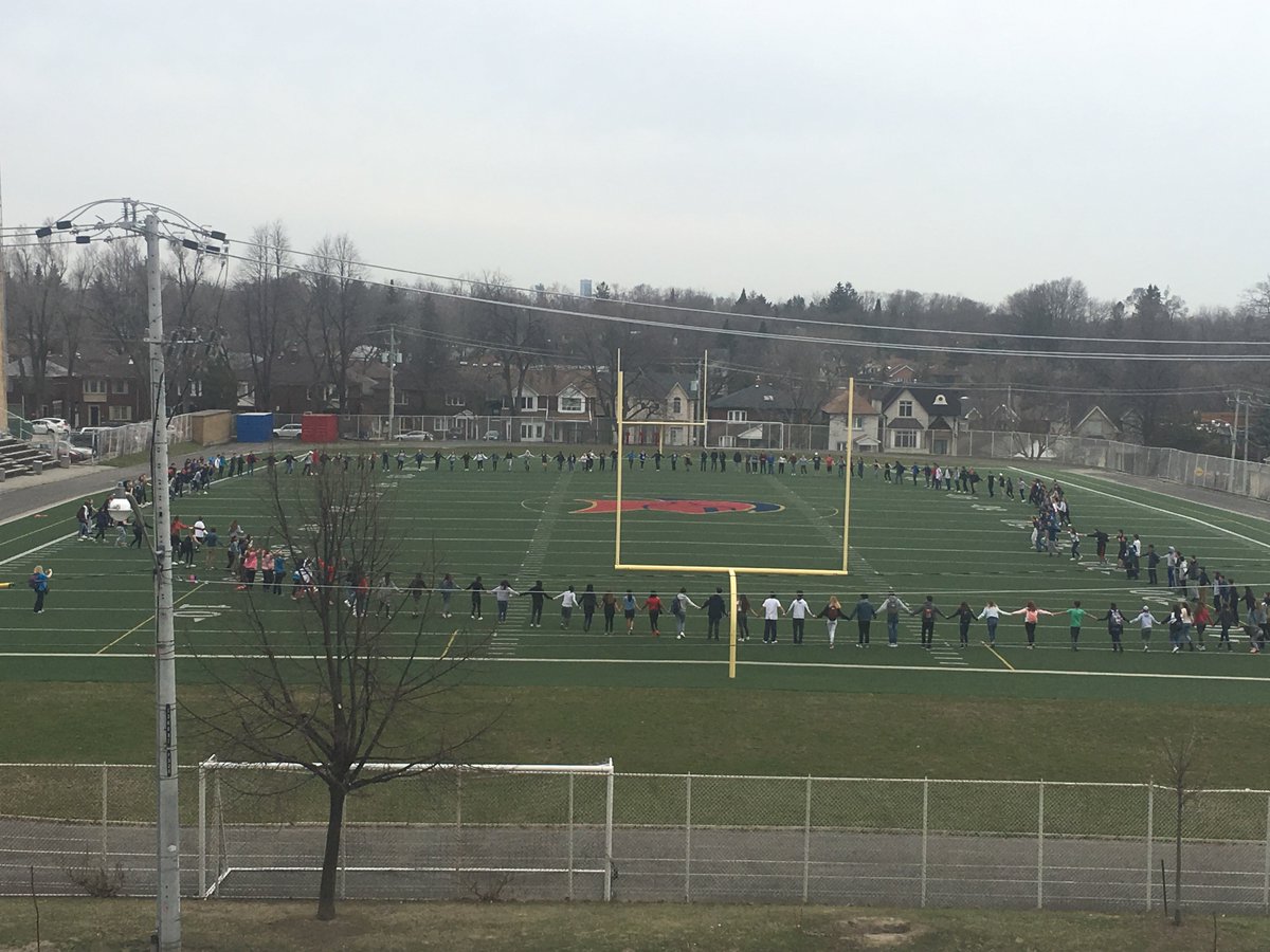 meaganbebenek's tweet photo. Over 150 students joined hands this morning to create a huge #MWhug at Northern Secondary School! After counting down from ten, they yelled out #TogetherWeHug. #KidsHelpingKids @tdsb @msolomonteacher https://t.co/qiaVleVJi5