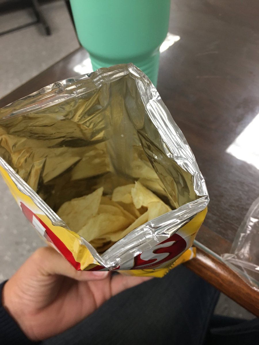Nooga_Mom's tweet photo. Attention @LAYS why you make this bag so big if you are only going to fill it 1/4 of the way?!?! https://t.co/Y4EFB3d0o1