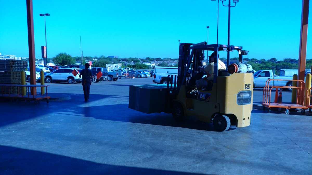jrowland7's tweet photo. Jeremy and Brian from Lumber taking ACTION loading a customer safely. #Safetyinaction #UNTOUCHABLES #SkillmanStrong @BryanKaeser @dduwood @AkinsMel https://t.co/V32HUFrV2W