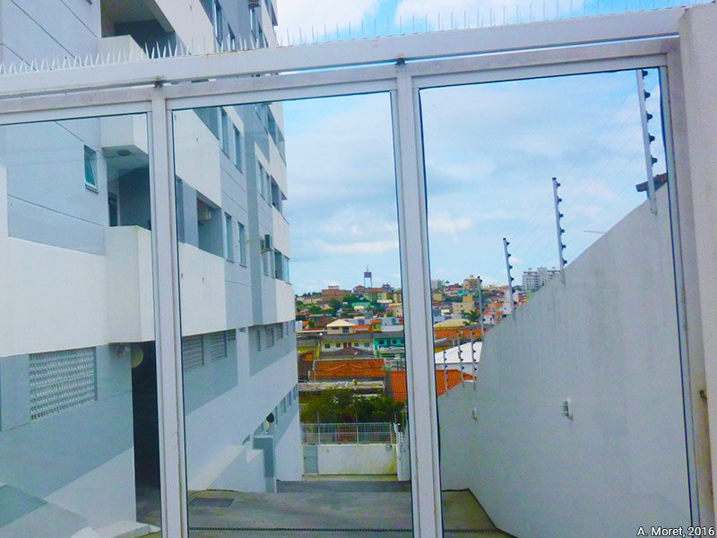 Geoconfluences's tweet photo. Image à la une d'avril : « Une "gated community low cost" au Brésil : le logement social, du droit à la ville à la distinction sociale ? », par Alice Moret, étudiante à @ENSdeLyon. >>> https://t.co/jDvHtDvfdd #gatedcommunity #brésil #terminaleHG #secondeHG https://t.co/FwZVZtWzAB