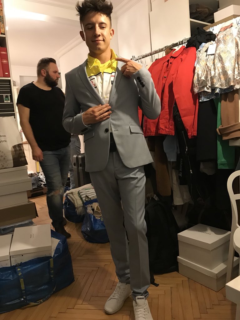 kwiatkowskioff's tweet photo. dzień przed koncertami, przymiarki. Śmieszne to 😅 https://t.co/ihF3WrgdtB
