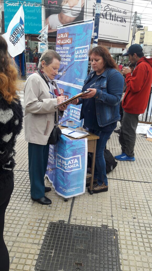 LDSMatanza's tweet photo. En #SanJusto gran cantidad de personas presentaron sus boletas porque #LaPlataNoAlcanza https://t.co/zkkMfckyjq