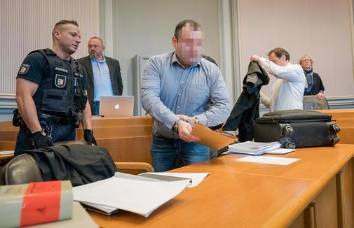 Ehefrau in #Kiel erstochen - Anklage fordert lebenslange Haft  ebx.sh/2Hr2ZMu https://t.co/p2BXlt8zx2