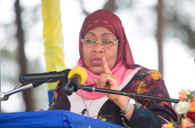 CoolBunduki's tweet photo. #Habari:Makamu wa rais Mama Samia Suluhu Hassan amezindua mradi mkubwa wa ujenzi wa kiwanda cha Kemikali cha Msufini kitakachotengeneza Dawa za kusafisha maji utakaogharimu zaidi ya shilingi bilioni 200 na kuwataka watanzania kushiriki na kuthubutu katika uwekezaji wa viwanda. https://t.co/G1Yu0oIqqI