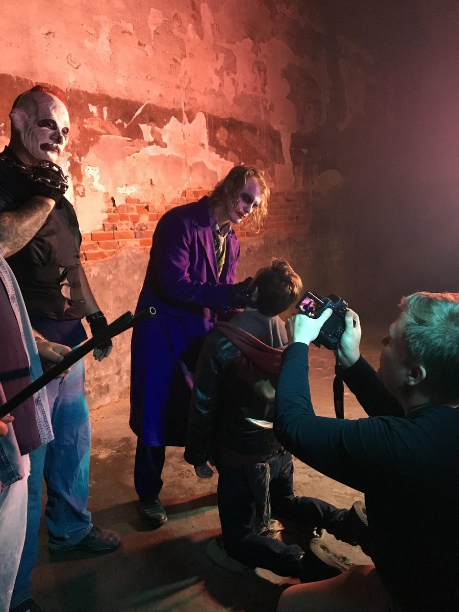 Fractallightflm's tweet photo. More scenes from on #set #darknightreturns #fanfilm #joker https://t.co/ws6rVFulGu