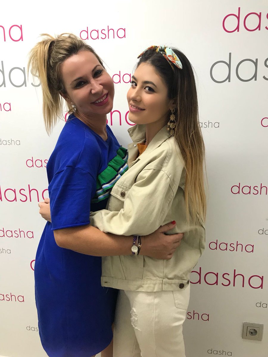 ClinicaDasha's tweet photo. Hoy en Clínica Dasha Elche hemos tenido el placer de recibir a una gran #influencer @sarafructuoso_ para realizarse la #depilacionlaser con #medicosoprano #indoloro #todotipodepieles #bellezadecalidad #ClinicaDasha Sara eres maravillosa, gracias por tu visita y hasta pronto!! https://t.co/v2mn8u5ZM4