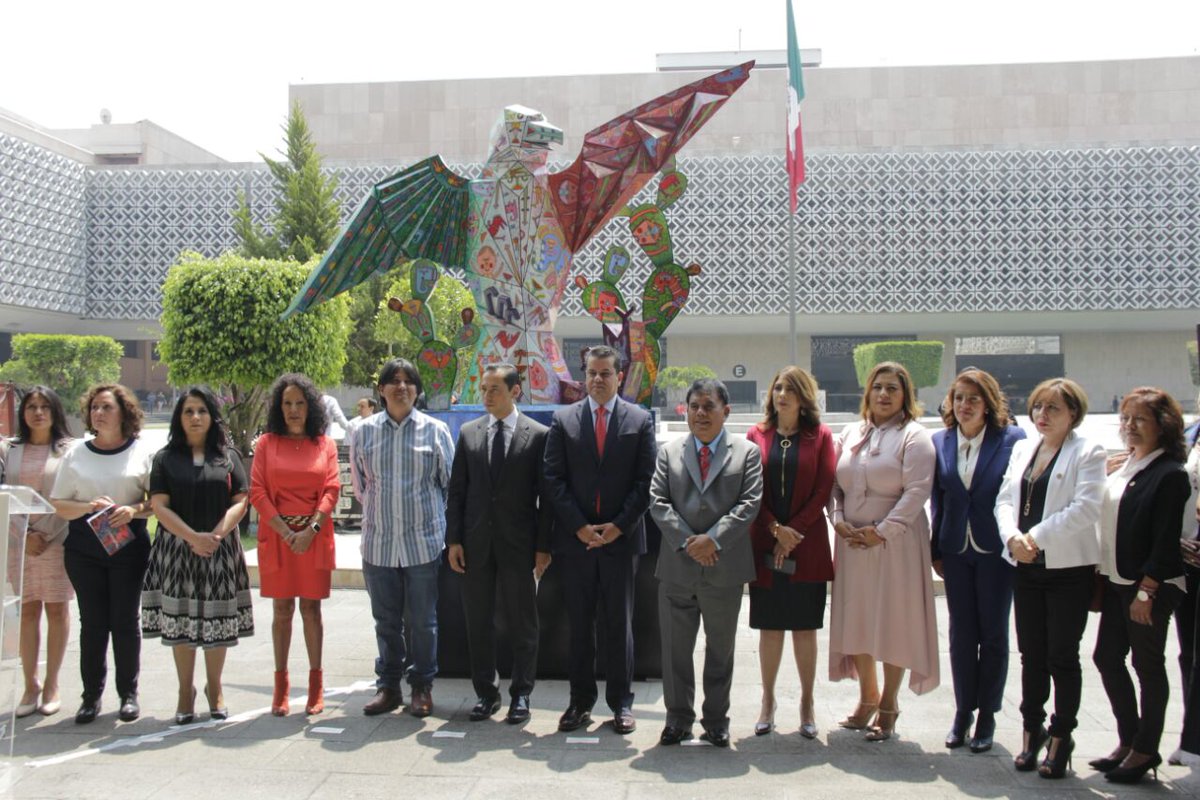 DIPSFED_DGO's tweet photo. La Diputada @coquisespinoza con el Presidente de la @Mx_Diputados @EdgarRomoNL y el Coordinador de los @DiputadosPRI @carlosiriarte_ durante la inauguración de la Exposición "Los Colores detrás del telón" del artista Fernando Andriacci https://t.co/h4NEvsSjy9