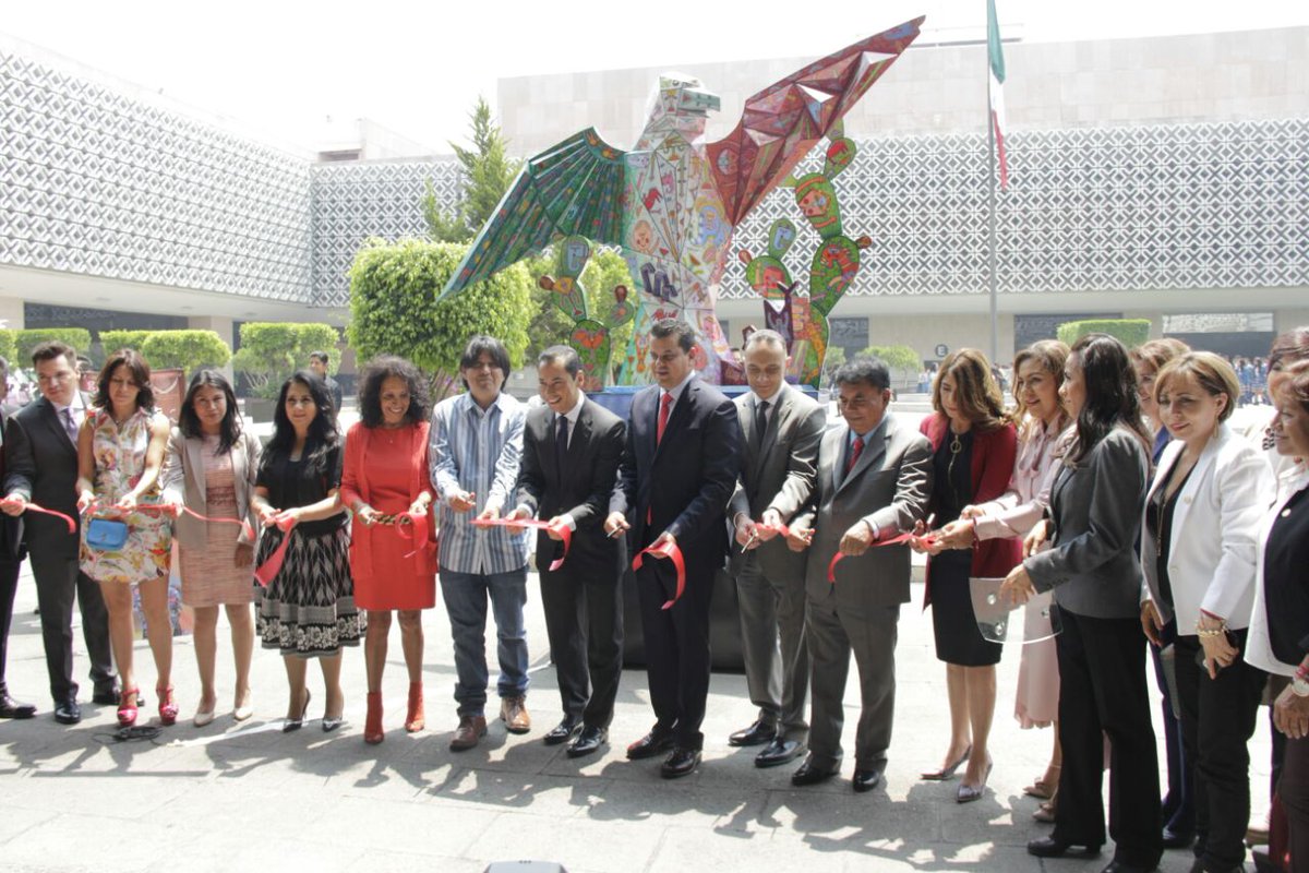 DIPSFED_DGO's tweet photo. La Diputada @coquisespinoza con el Presidente de la @Mx_Diputados @EdgarRomoNL y el Coordinador de los @DiputadosPRI @carlosiriarte_ durante la inauguración de la Exposición "Los Colores detrás del telón" del artista Fernando Andriacci https://t.co/h4NEvsSjy9