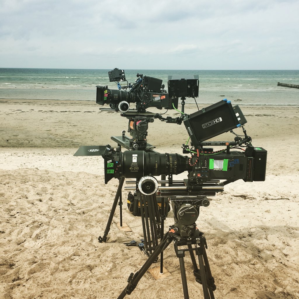jCypher8821's tweet image. Double everything 🙌🏻🙌🏻
#doublecamera #acam #bcam #cinematography #setpic #camera #arri #arrialexa #alurazoom #1880 #45250 #filmmaking #behindthescenes #beach #coast #windyvibes