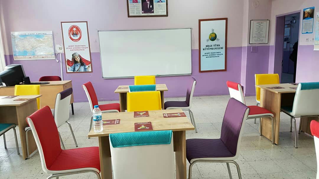 İTÜ Öğrenci Konseyi olarak Bilge Türk Kütüphaneleri 2018 projesiyle Çorum Osmancık Şehit Öğretmen Şenay Aybüke Yalçın Ortaokuluna kitaplık, masa, sandalye vb. mobilya ve 2600 kitapla kütüphanemizi kurduk. Destekçilerimize ve pek değerli çalışma arkadaşlarımıza teşekkür ederiz.