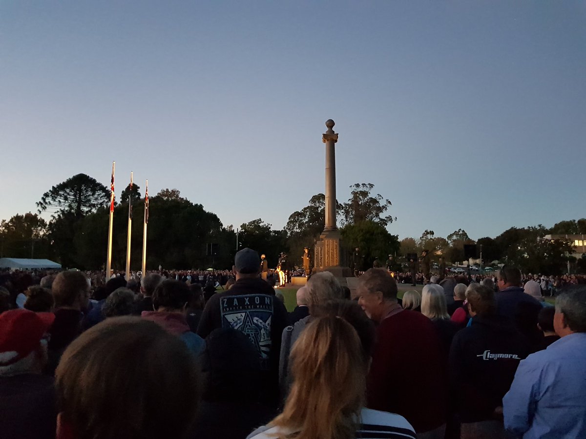 ashleyrporter's tweet photo. Hundreds of people have turned out at the Dawn Service at Mothers' Memorial in Toowoomba. Report on @7NewsToowoomba at 6pm. #7News https://t.co/3fhisBAo7O