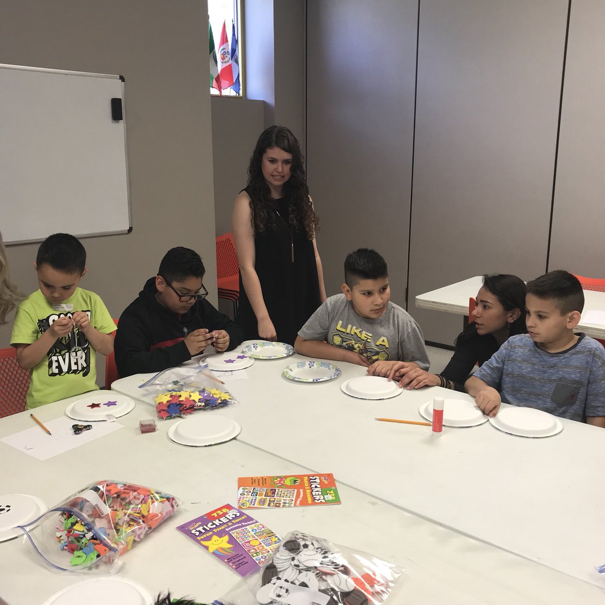 VolunteerAState's tweet photo. Cookies &amp; Crafts with @unitedwaynea at @JHCSI! #AStateLivesUnited https://t.co/fy9fOIzERE