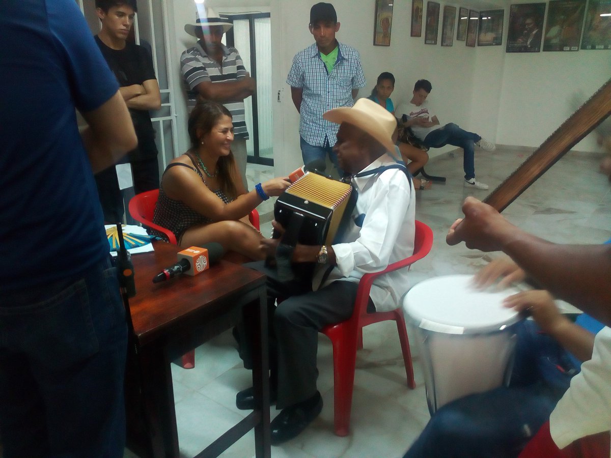 FPDEACORDEON's tweet photo. Transmisión en vivo entrevista Deysa Rayos al Maestro Nafer Durán por @RadNalCo #yomegozoelfestival https://t.co/6UH6WDE6D8