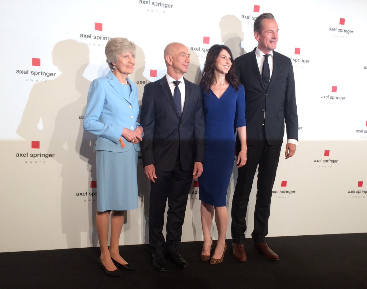 axelspringer's tweet photo. Auf dem schwarzen Teppich beim #AxelSpringerAward2018: Friede Springer, @JeffBezos, MacKenzie Bezos und Mathias Döpfner https://t.co/R8UFS1FmUy