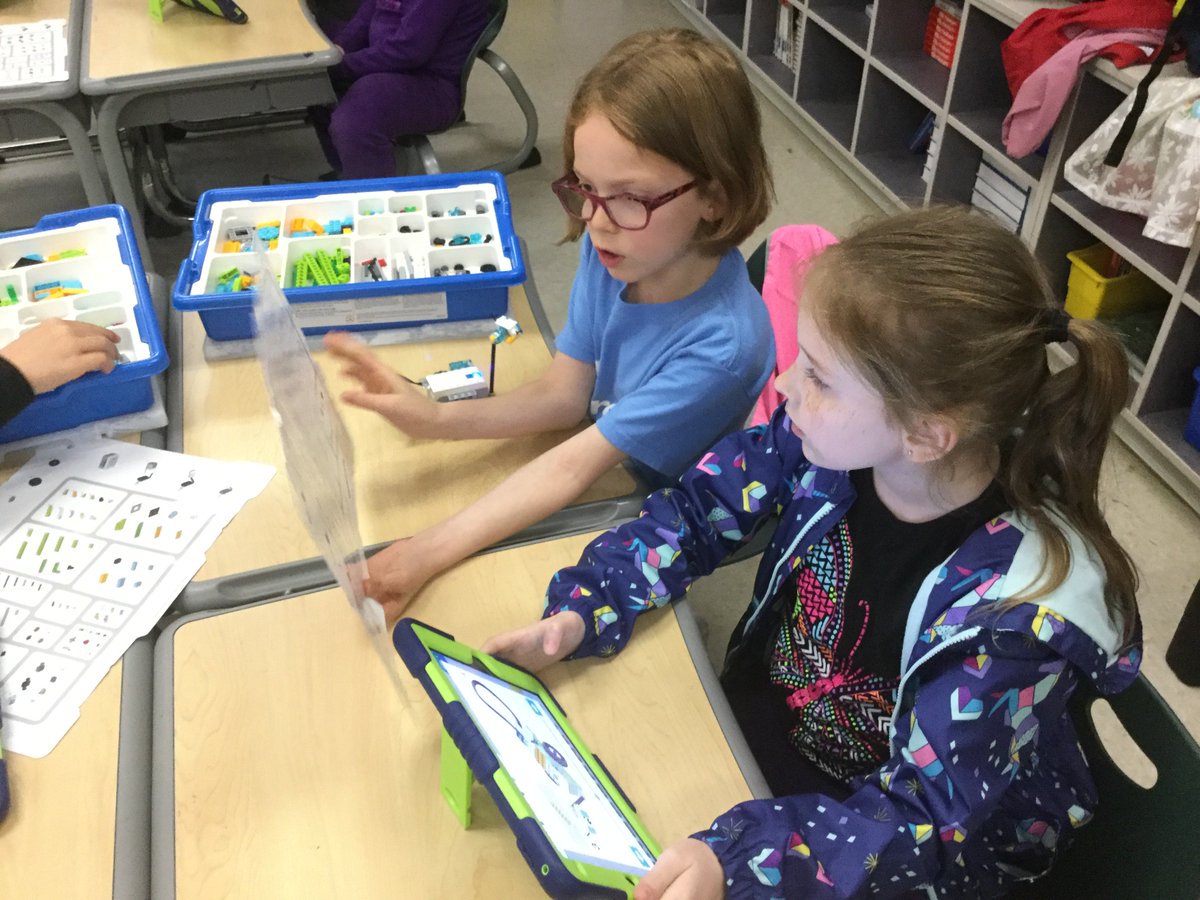 EKirkSTEM's tweet image. It takes communication, collaboration and problem solving to build and code Milo, the LEGO WeDo robot. Mrs. Green’s 2nd graders are using their deeper learning skills to make it happen! @FRESWarriors #pcpsFRES @greenteacher09 #STEM @LEGO_Group