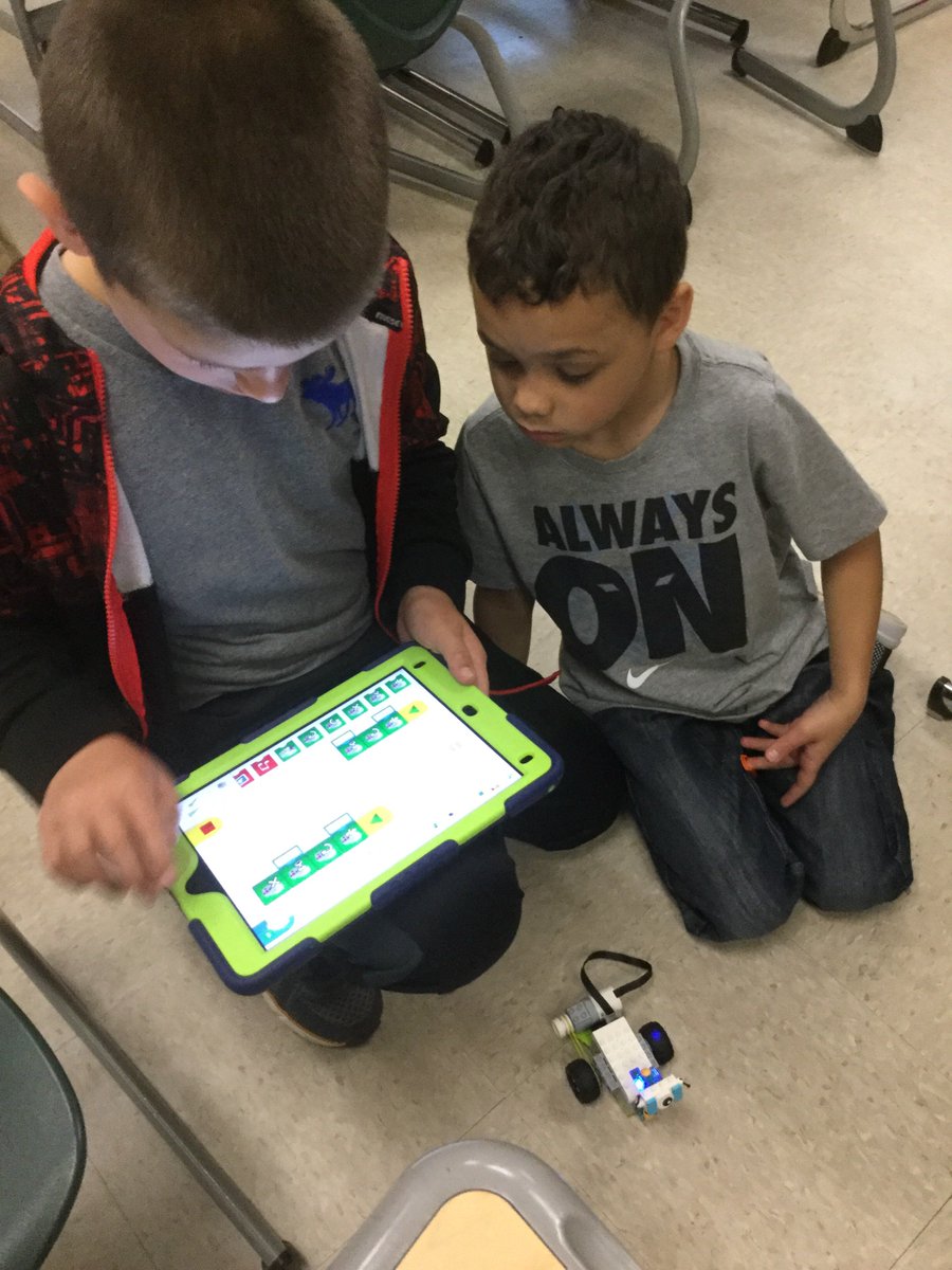 EKirkSTEM's tweet image. It takes communication, collaboration and problem solving to build and code Milo, the LEGO WeDo robot. Mrs. Green’s 2nd graders are using their deeper learning skills to make it happen! @FRESWarriors #pcpsFRES @greenteacher09 #STEM @LEGO_Group