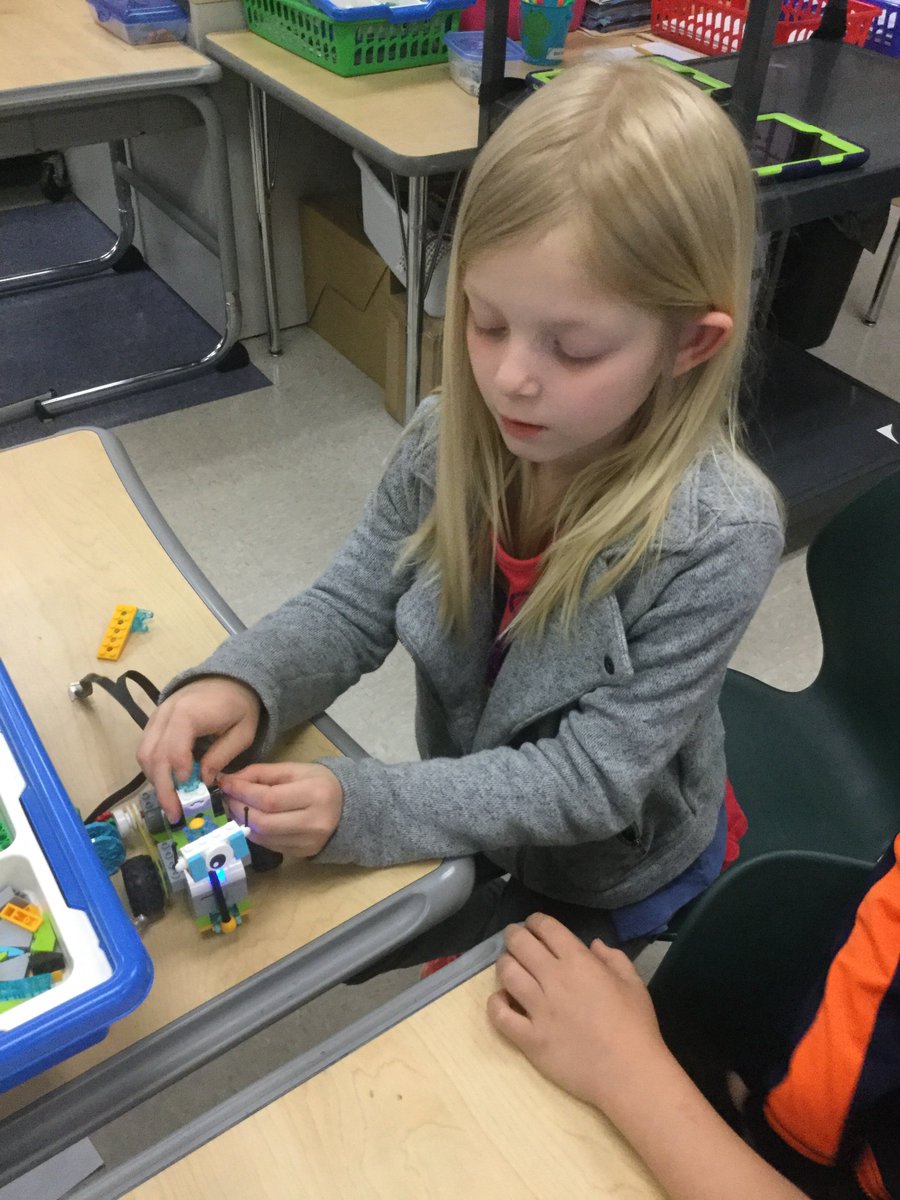 EKirkSTEM's tweet image. It takes communication, collaboration and problem solving to build and code Milo, the LEGO WeDo robot. Mrs. Green’s 2nd graders are using their deeper learning skills to make it happen! @FRESWarriors #pcpsFRES @greenteacher09 #STEM @LEGO_Group