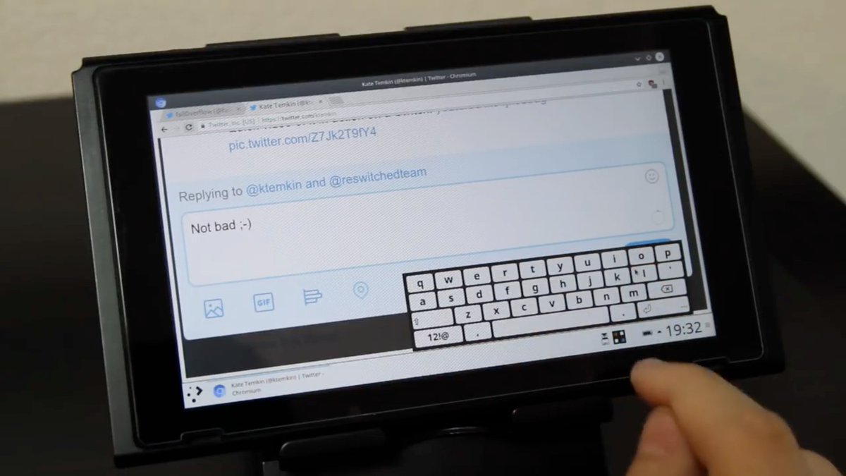 MalditosNerdsVX's tweet image. Malas noticias para #Nintendo. Ayer el equipo de #Fail0verflow difundió un video en el que prueban un exploit del procesador #TegraX1 que les permite correr Linux. ¿El problema? No sería patcheable a menos que se cambie el procesador. Las #Switch originales empezarán a valer oro.