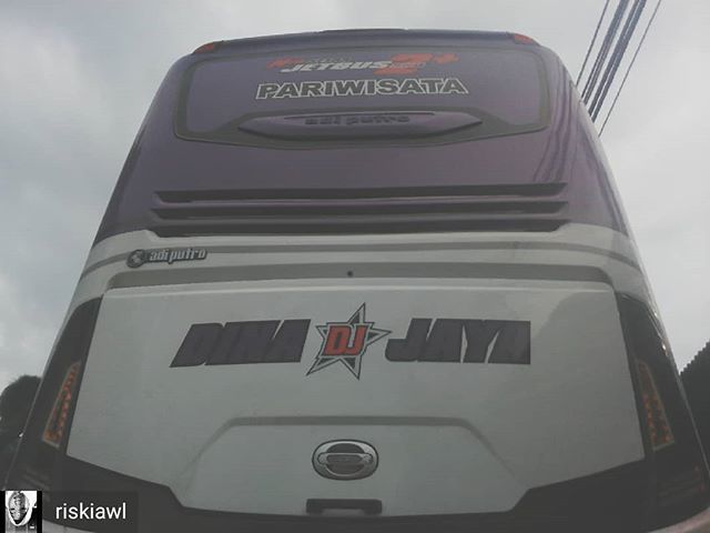 karoseriID's tweet photo. Regrann from @riskiawl -  Aku sudah paham tak perlu lagi kau ungkapkan untuk semua permasalahan yg hadir dikehidupan- 
New setra Jetbus shd2+
Dina Jaya 
#bismania #bismaniacommunity #bisfotogram #mybusmytravelling #mybusmytraveling #mybusmyadvanture #mybusmyadventures #sukaf… https://t.co/T51eg40elj