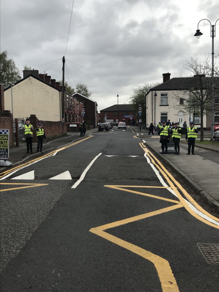 marzy120's tweet photo. Want to know the effect of the @RScottPrimary Junior PCSO campaign so far? Our parents have responded really well and parking away from school and not leaving engines running. Thank You! @BBCRadioManc @tamesideradio @GMPDenton @tmbc_highways @AdnanBayyat https://t.co/CYqCtOs75s