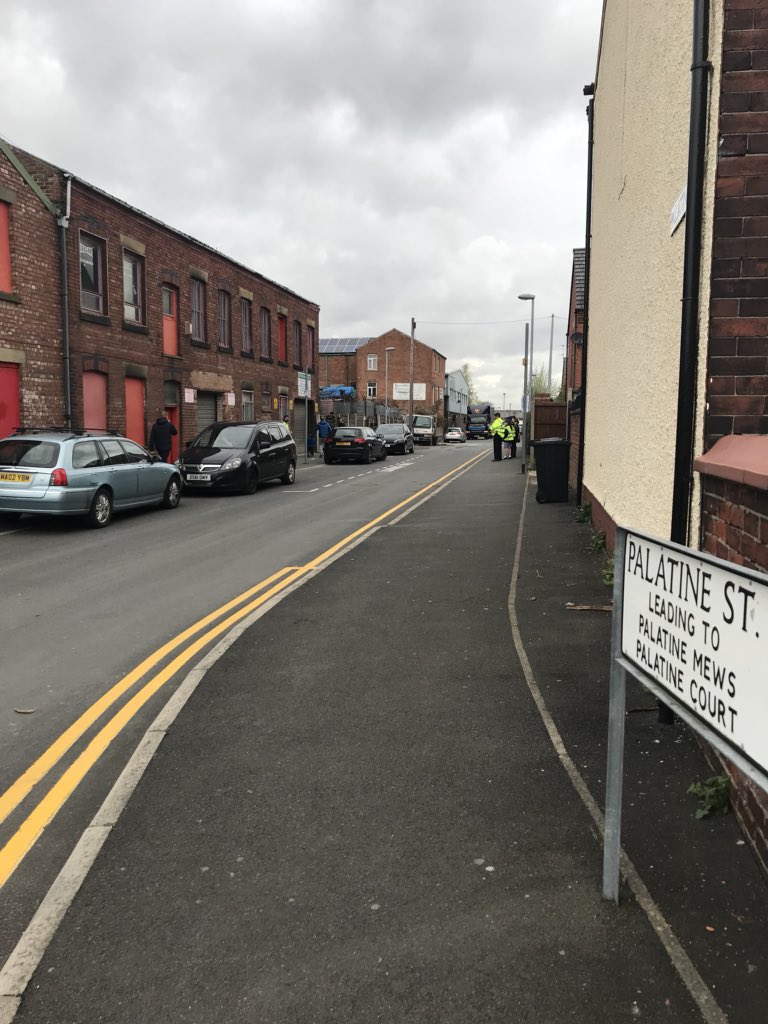 marzy120's tweet photo. Want to know the effect of the @RScottPrimary Junior PCSO campaign so far? Our parents have responded really well and parking away from school and not leaving engines running. Thank You! @BBCRadioManc @tamesideradio @GMPDenton @tmbc_highways @AdnanBayyat https://t.co/CYqCtOs75s