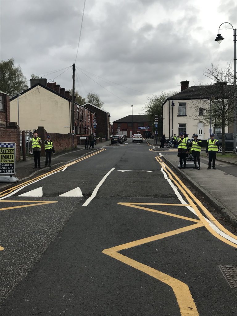 marzy120's tweet photo. Want to know the effect of the @RScottPrimary Junior PCSO campaign so far? Our parents have responded really well and parking away from school and not leaving engines running. Thank You! @BBCRadioManc @tamesideradio @GMPDenton @tmbc_highways @AdnanBayyat https://t.co/CYqCtOs75s