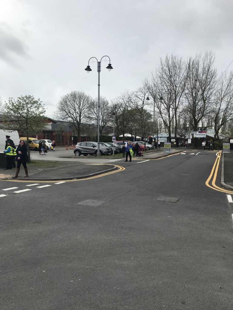 marzy120's tweet photo. Want to know the effect of the @RScottPrimary Junior PCSO campaign so far? Our parents have responded really well and parking away from school and not leaving engines running. Thank You! @BBCRadioManc @tamesideradio @GMPDenton @tmbc_highways @AdnanBayyat https://t.co/CYqCtOs75s