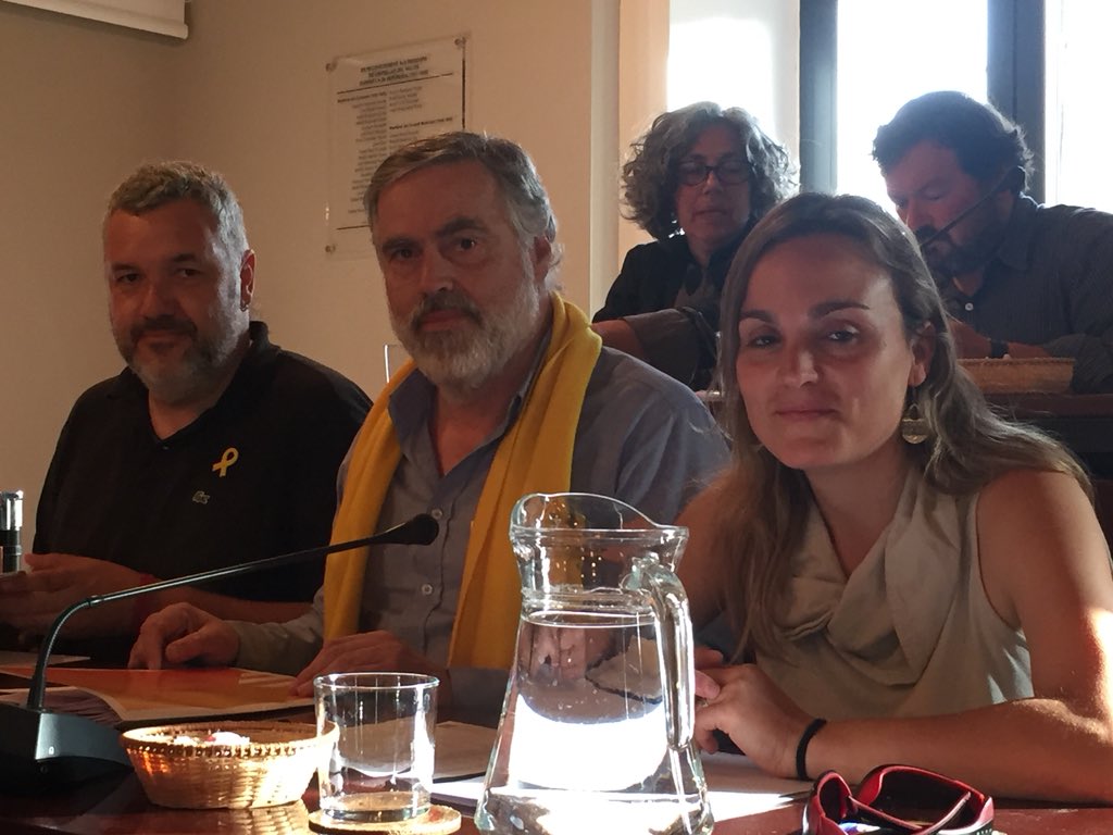 ERC_CastellarV's tweet photo. Comença el #pleCastellar amb paraules de record a Joan Cortiella i llegint el manifest en defensa de les pensions dels nostres avis i àvies 👵🏽👴🏼 https://t.co/5dPv51TEOb