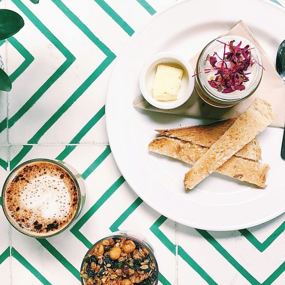 thevincente8's tweet photo. Full brunch offer. On one gorgeous chevron table. Available sat and sun. £8 granola, juice, codes egg, toast and pastry. #e8 #hackney #londonfood #brunch https://t.co/f0Xwu5SmNJ