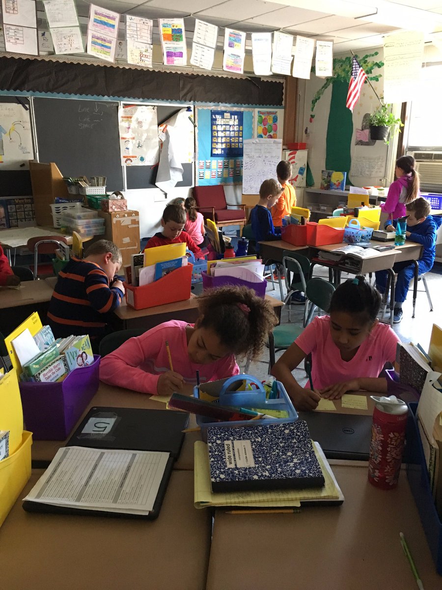 lynnlitlink's tweet photo. Mr. Adam's 3rd graders reflecting on their reading histories and setting goals to support their independent reading lives.  @GuilderlandCSD #lynnwoodlearns #buildingareadinglife #lifelongreaders https://t.co/aZ7WNOSG8D