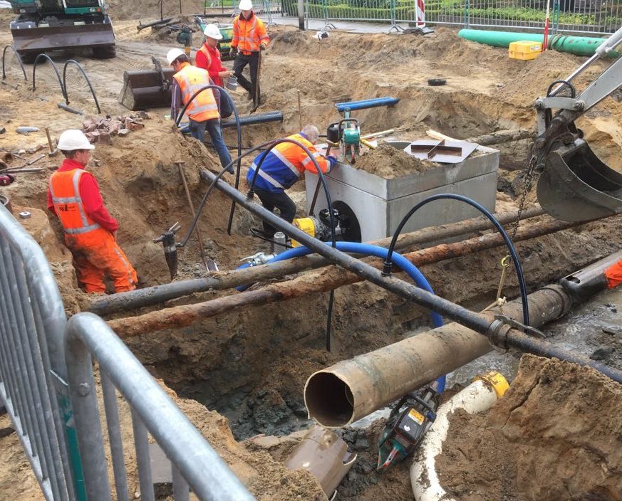 De eerste meters zitten er in!  Het team raakt mooi op stoom!  Altijd wel weer een #verrassing in de bodem! #aitverdan #gaatmooi