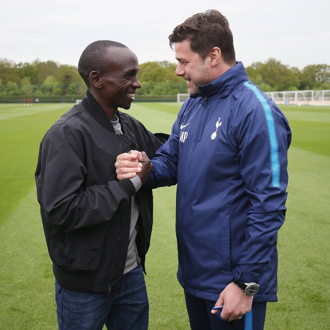 London Marathon champion Eliud Kipchoge meets members of the Tottenham team, including fellow Kenyan Victor Wanyama.