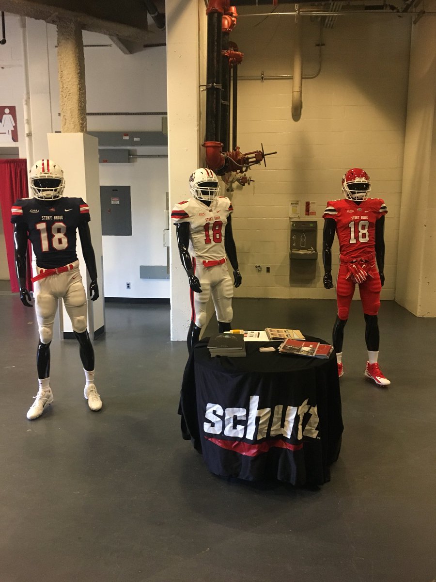 Schutt_Pugliese's tweet photo. Shoutout to @StonyBrookFB @StonyBrookEQ for the ♥️at their clinic this past weekend‼️@schuttsports appreciates the hospitality 👌🏽💯 #HOWL🐺 #schuttup https://t.co/g8JhoTPInn