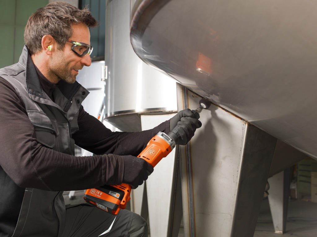 Damit habt ihr alles fest im Griff:

Durch die lange Greiffläche der neuen FEIN Geradschleifer habt ihr viel Arbeitskomfort und könnt durch ihr langes Halslager auch bequem an schwer zugänglichen Stellen arbeiten.