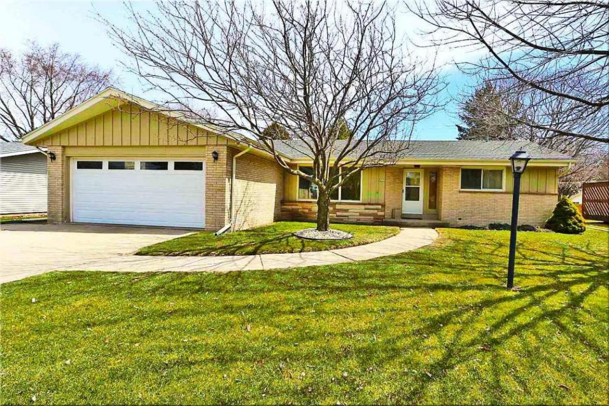 SandyCarlsonRE's tweet photo. See a virtual tour of our listing on 5413 Erie St #Caledonia #WI  #realestate https://t.co/zPt42oozLQ https://t.co/CbnqHOMce1