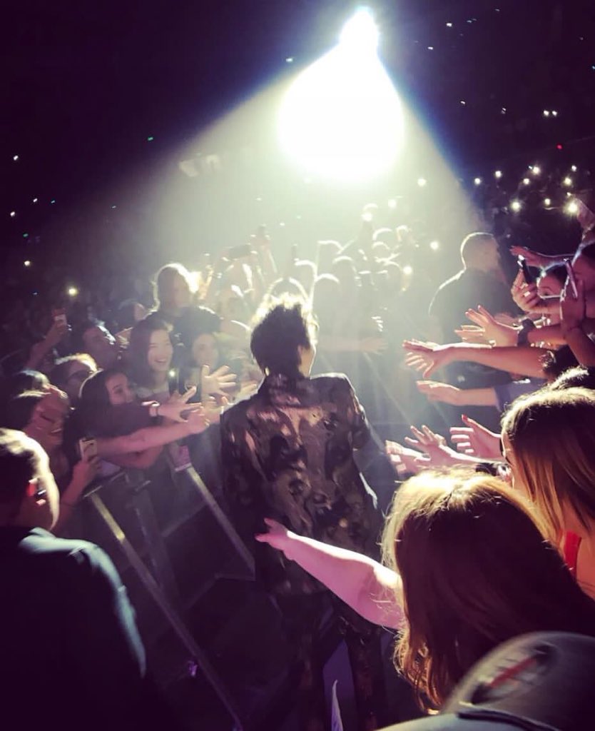 HarrySUpdatesPl's tweet photo. Harry na scenie #1 #HarryStylesLiveOnTourMelbourne https://t.co/PFZlLQzL8V