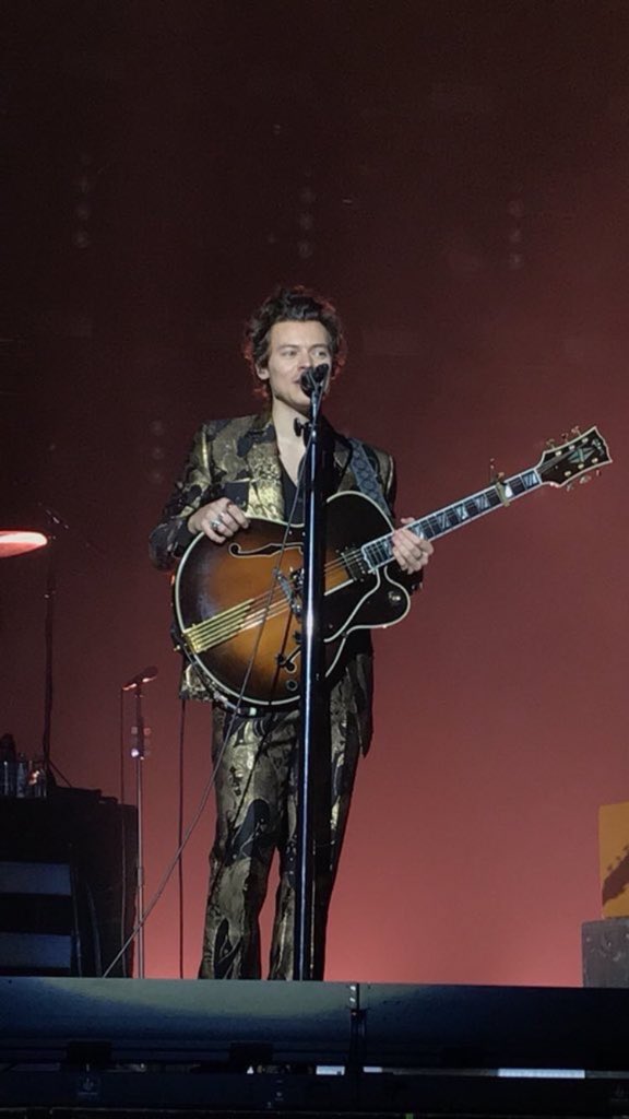HarrySUpdatesPl's tweet photo. Harry na scenie #1 #HarryStylesLiveOnTourMelbourne https://t.co/PFZlLQzL8V