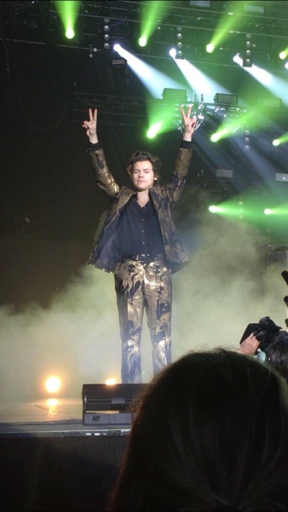 HarrySUpdatesPl's tweet photo. Harry na scenie #1 #HarryStylesLiveOnTourMelbourne https://t.co/PFZlLQzL8V