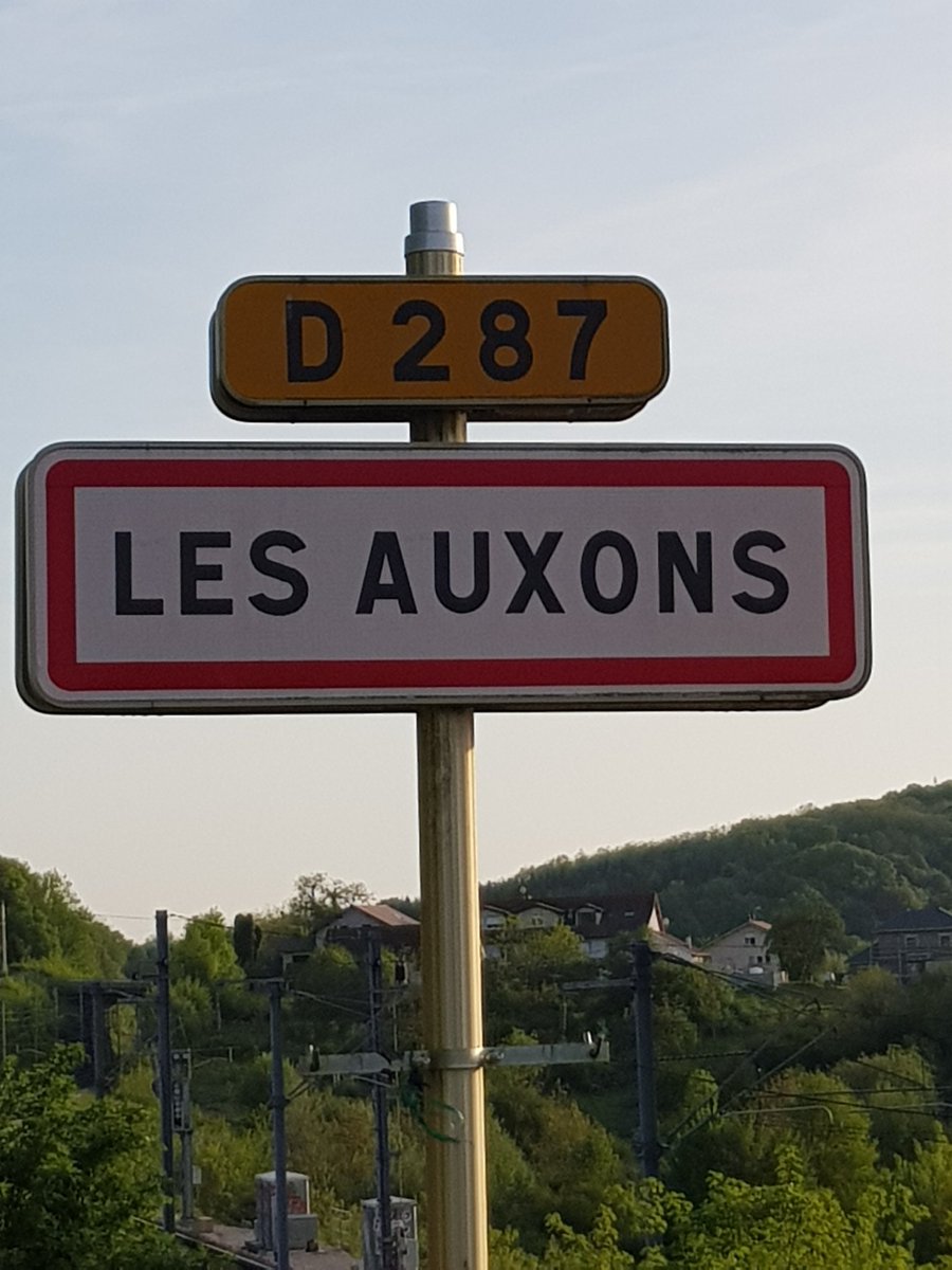 OrangeBFC's tweet photo. Le déploiement du #TrèsHautDebit aux Auxons est maintenant une réalité avec le raccordement des premiers foyers à la #FibreOrange. https://t.co/ZEUgWUxgDh