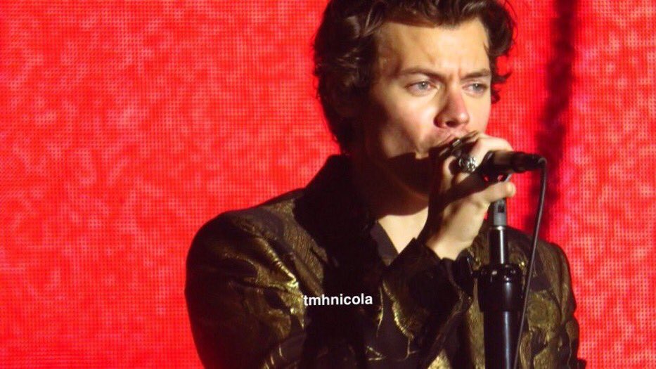 HarrySUpdatesPl's tweet photo. Harry na scenie #2 #HarryStylesLiveOnTourMelbourne https://t.co/Rq8ee4rjC3