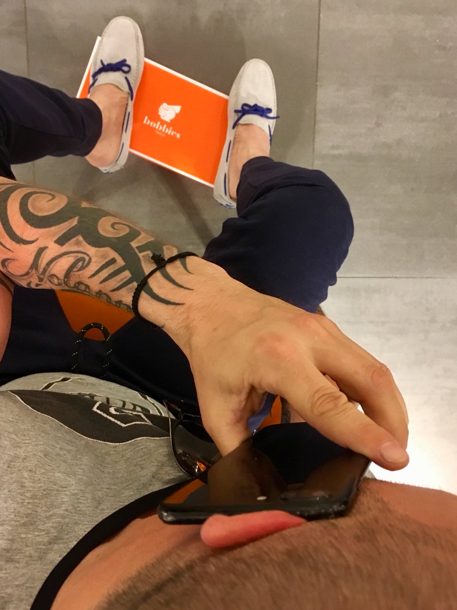 fanny.chaussures.com #fannychaussures#bobbies#mocassins#chaussureshomme#bloggermen#bloggershoes#instamen#instastyle#instalife #chausseurmarseille       On n’a qu’à bien se tenir ... ces messieurs arrivent pour se #chausser chez #fannychaussuresbiensur et le choix , ils l’ont👍