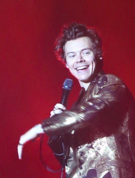 HarrySUpdatesPl's tweet photo. Harry na scenie #3 #HarryStylesLiveOnTourMelbourne https://t.co/vJl0Wcl5QV