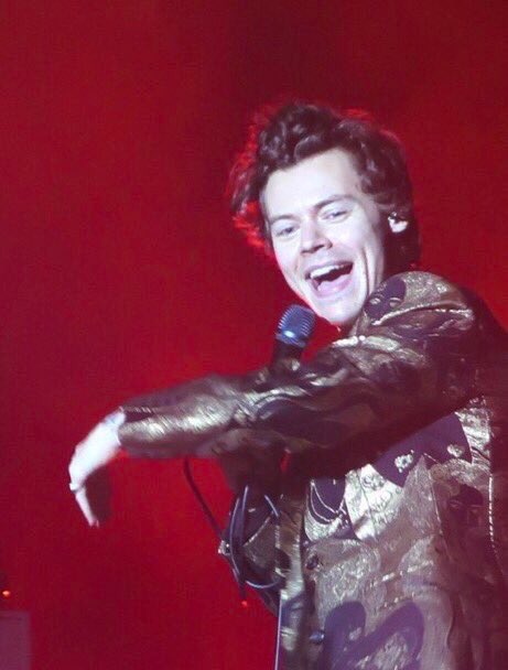 HarrySUpdatesPl's tweet photo. Harry na scenie #3 #HarryStylesLiveOnTourMelbourne https://t.co/vJl0Wcl5QV