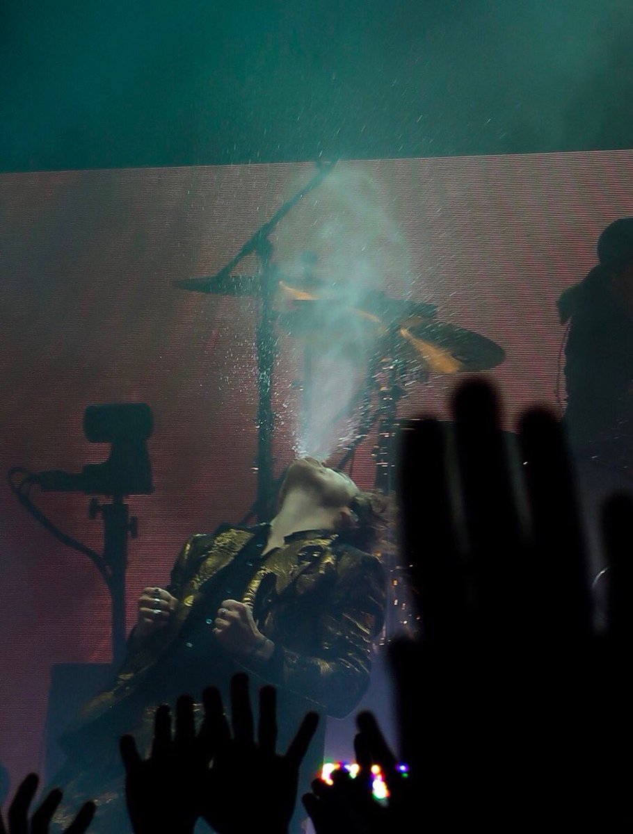 HarrySUpdatesPl's tweet photo. Harry na scenie #3 #HarryStylesLiveOnTourMelbourne https://t.co/vJl0Wcl5QV
